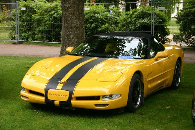 gul corvette cabrio med svortum rondum