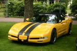 gul corvette cabrio med svortum rondum