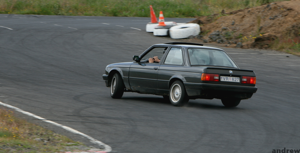 BMWKraftur á akstursbraut.is