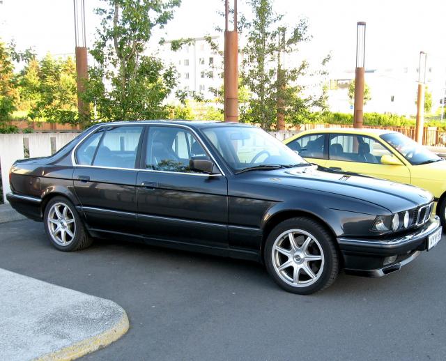 BMW_E32_750i_1991_res